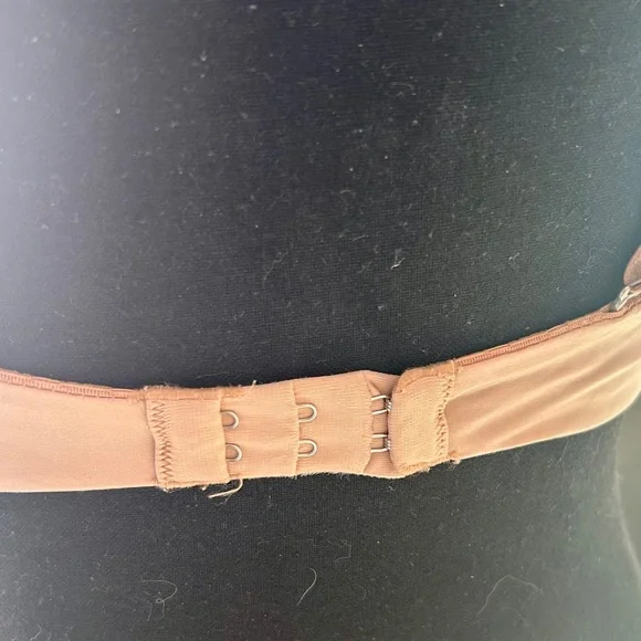 Victoria’s Secret Biofit Push Up Bra in 34B Nude Colour-Excellent Condition - Picture 2 of 4